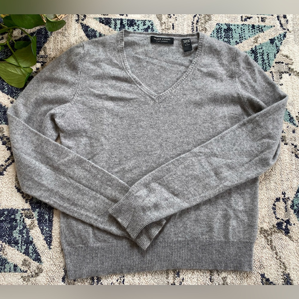Valerie Stevens Women's Gray V-Neck Cashmere Sweater